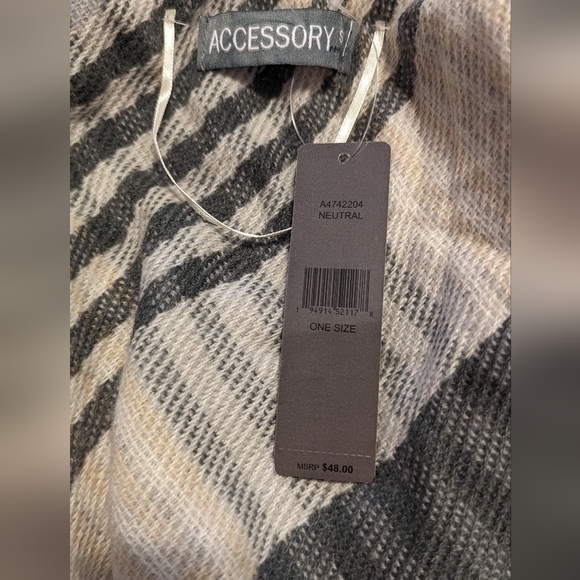 ACCESSORY ST NEW YORK Wrap Ruana NWT - Picture 5 of 5